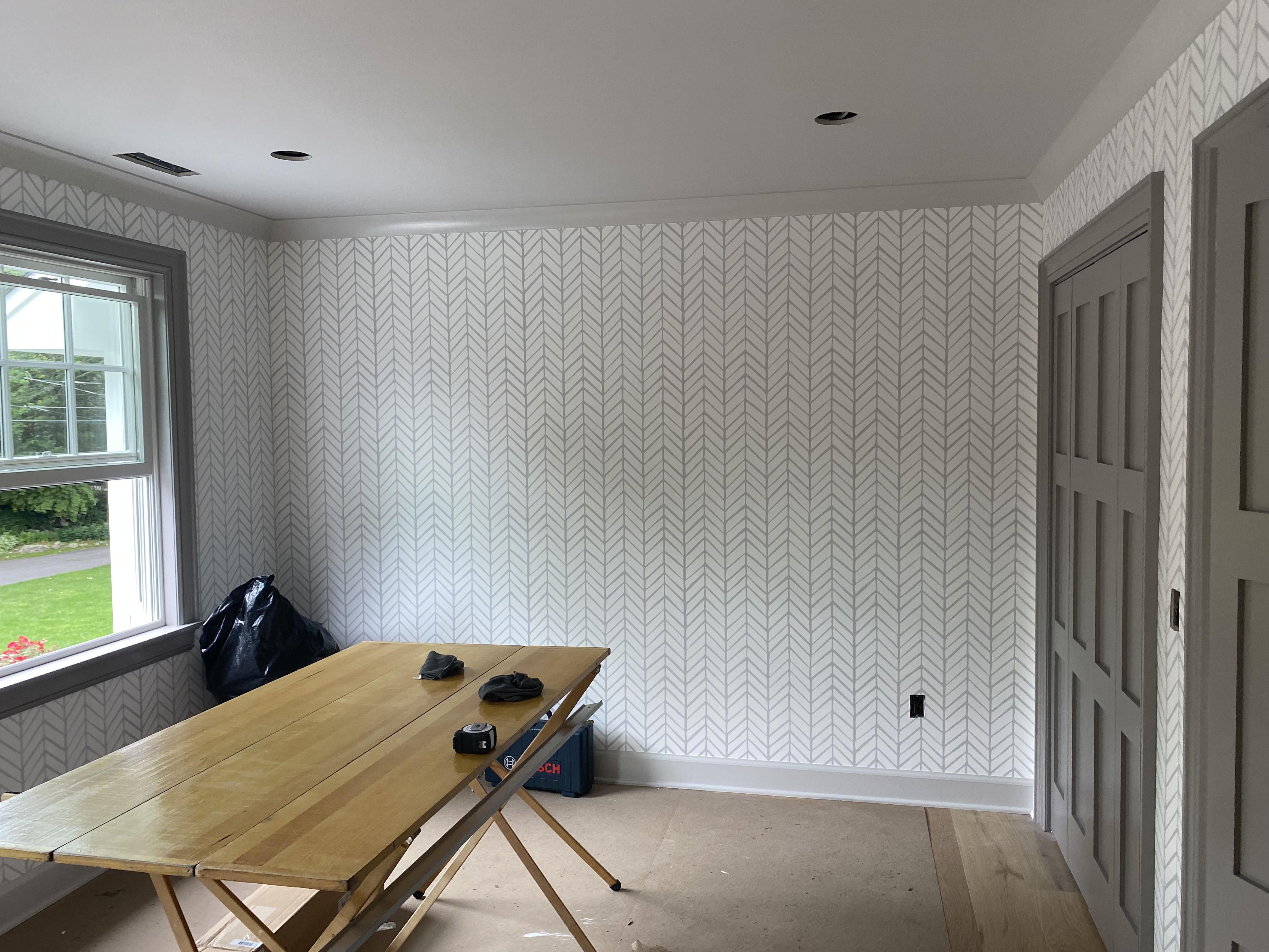 An elegant accent wall in a living room.